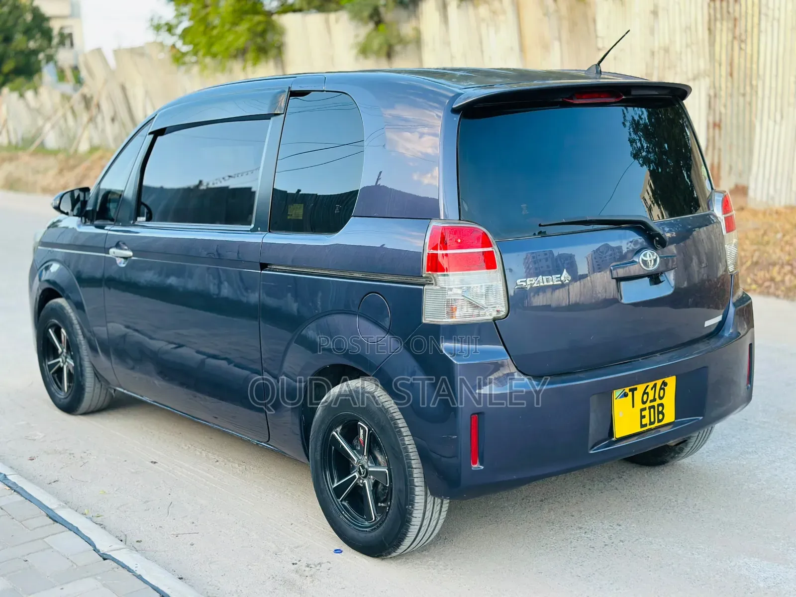 Toyota Porte 2011 Blue