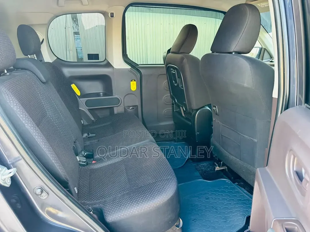 Toyota Porte 2011 Blue