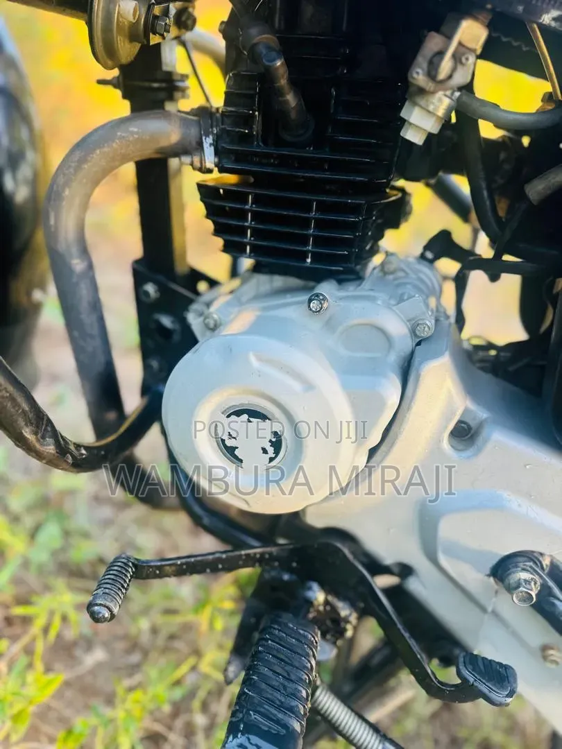 Bajaj Boxer 125 2025 Beige