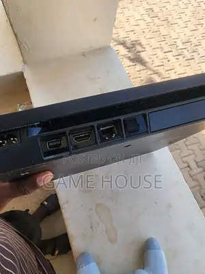 Ps4 Ina Games Nne Inauzwa Pamoja Na Pad Moja
