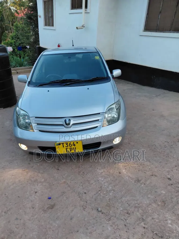 Toyota IST 2004 Silver