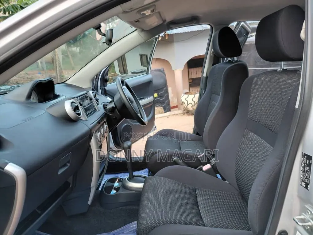 Toyota IST 2004 Silver
