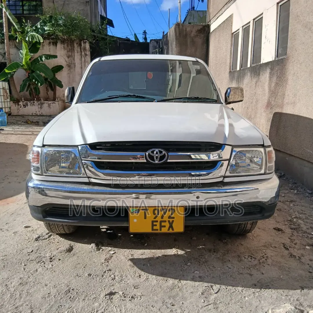 Toyota Hilux 2011 White