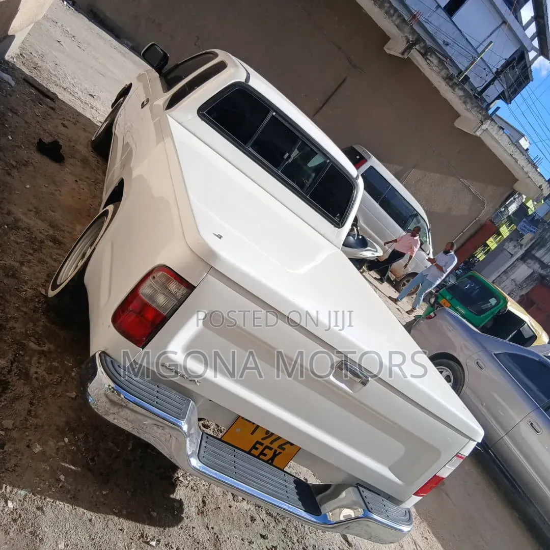 Toyota Hilux 2011 White