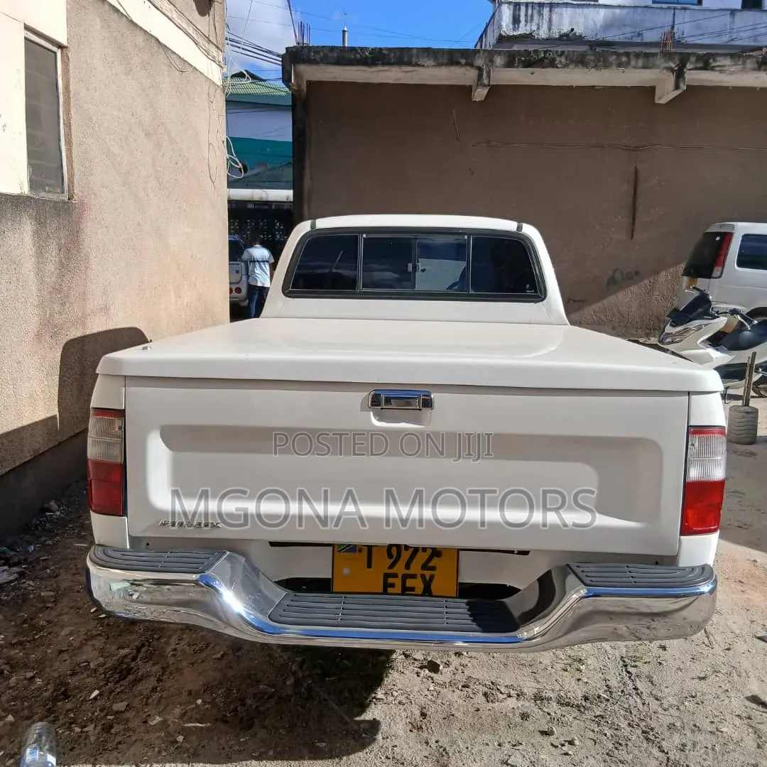 Toyota Hilux 2011 White