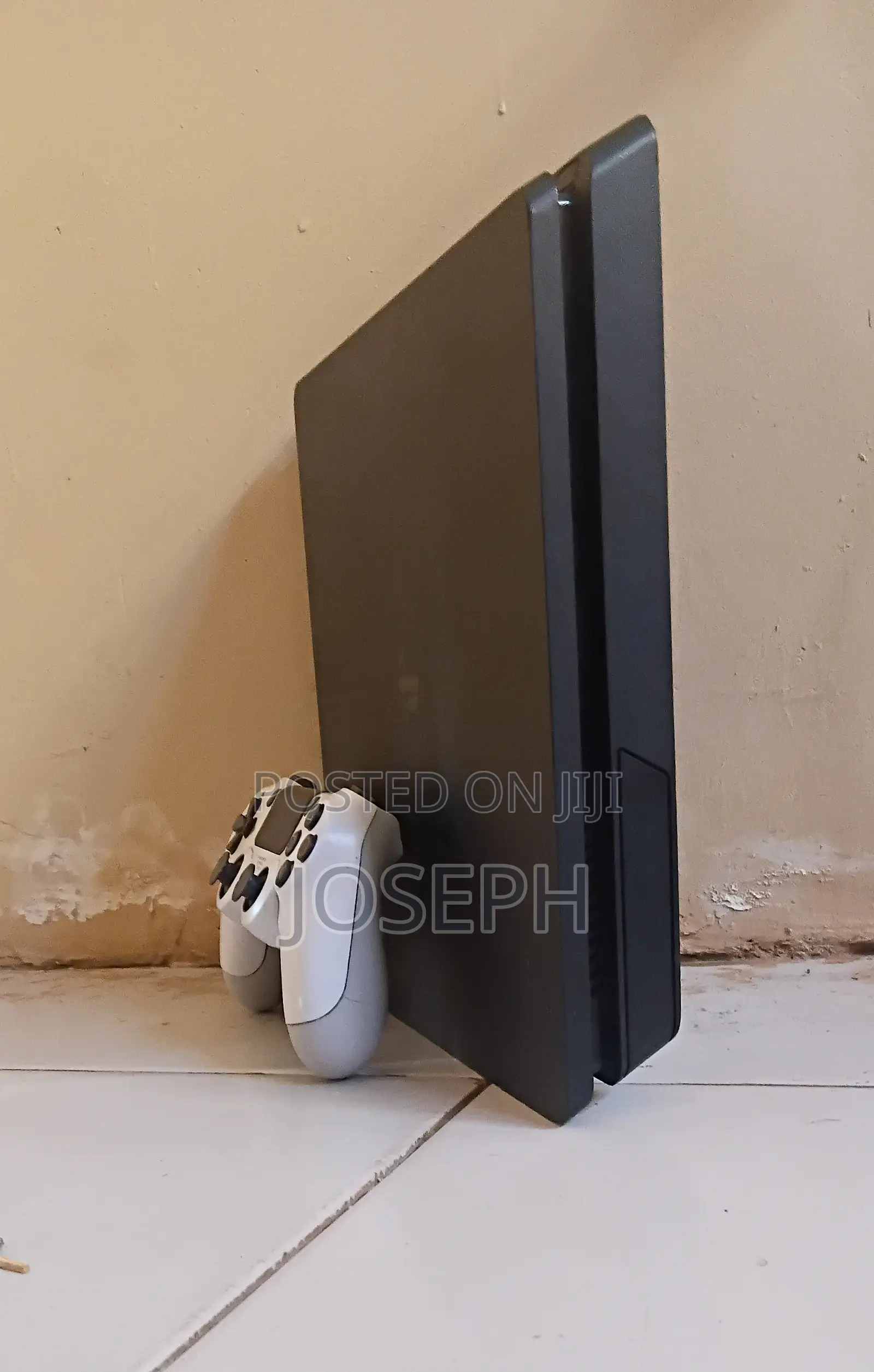 Sony PlayStation 4 Slim (Black) – Mint Condition + DualShock Controlle