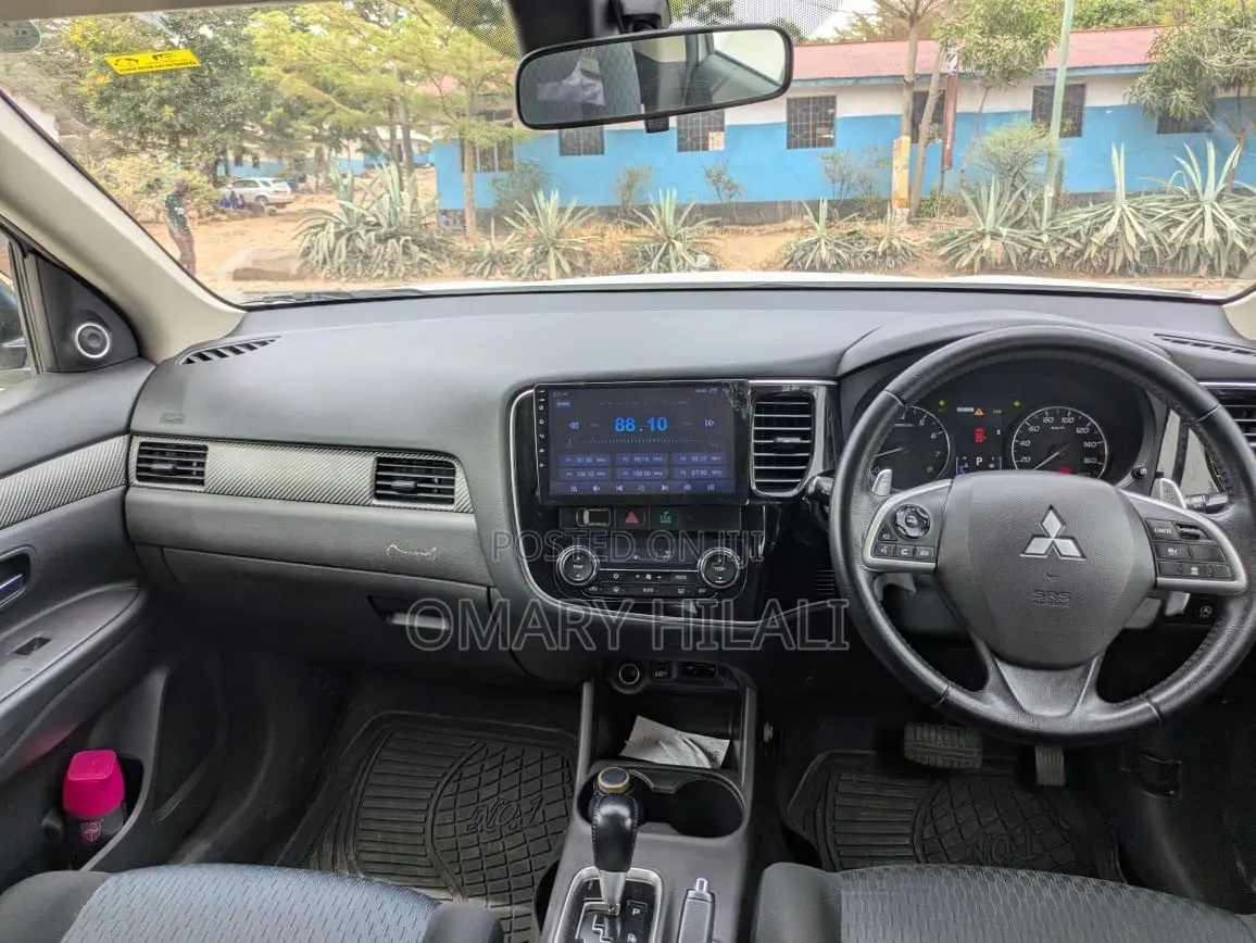 Mitsubishi Outlander 2015 White