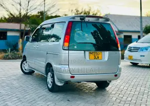 Toyota Noah 2001 Silver