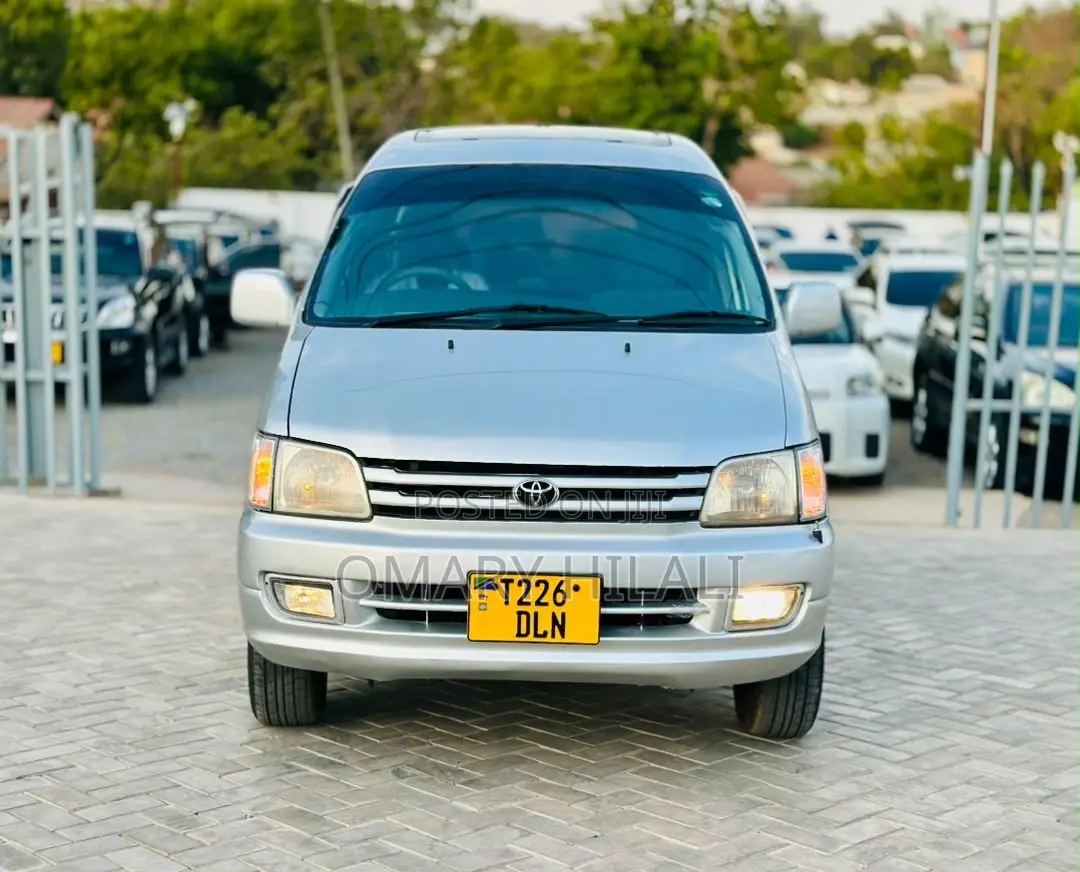Toyota Noah 2001 Silver