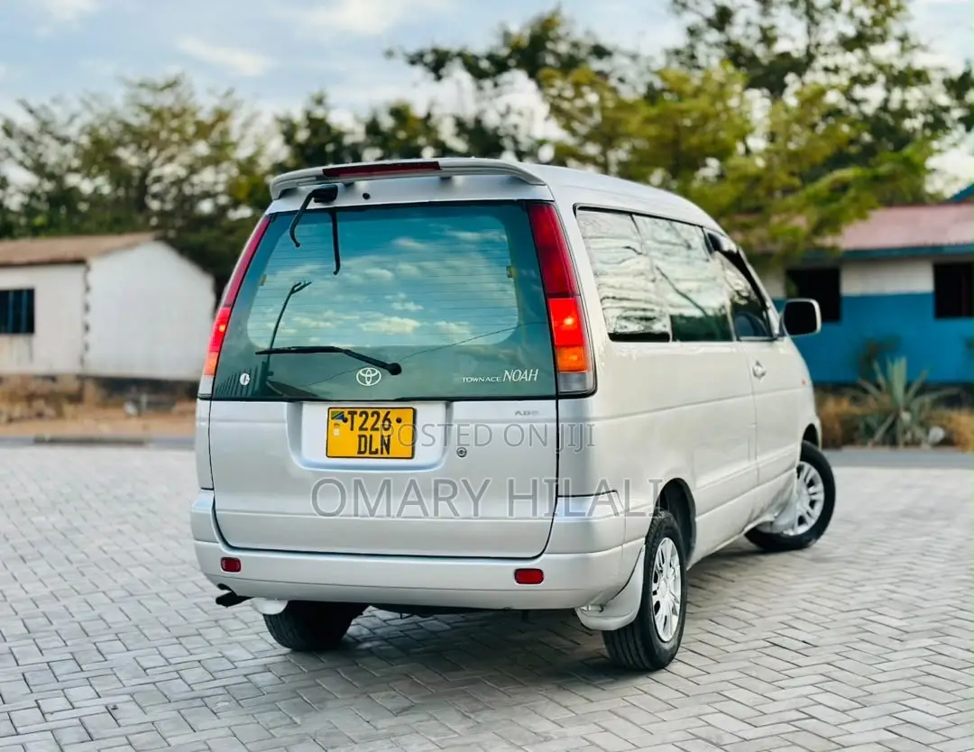 Toyota Noah 2001 Silver