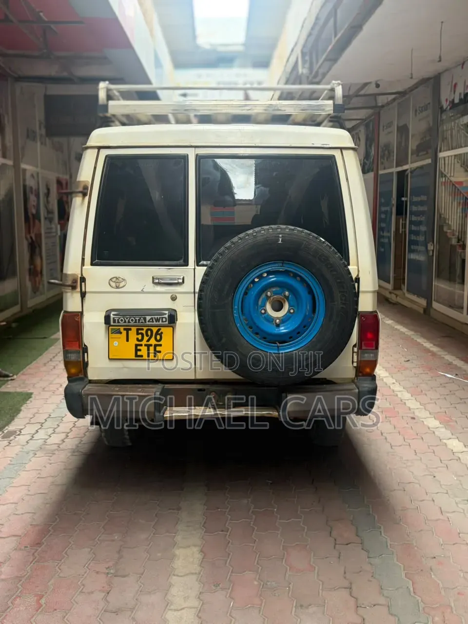 Toyota Land Cruiser 2001 White