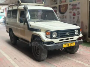 Toyota Land Cruiser 2001 White