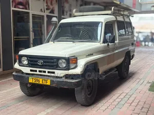 Toyota Land Cruiser 2001 White