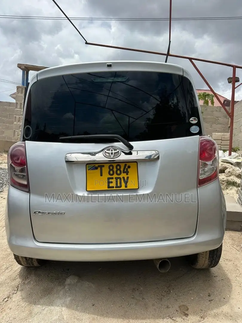 Toyota Ractis 2010 Silver