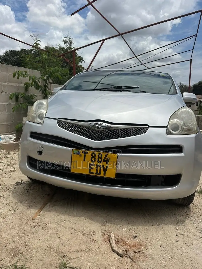 Toyota Ractis 2010 Silver