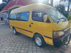 Toyota HiAce 1999 Yellow