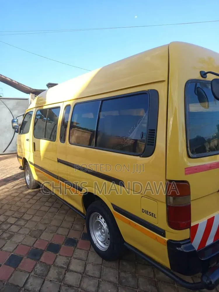 Toyota HiAce 1999 Yellow