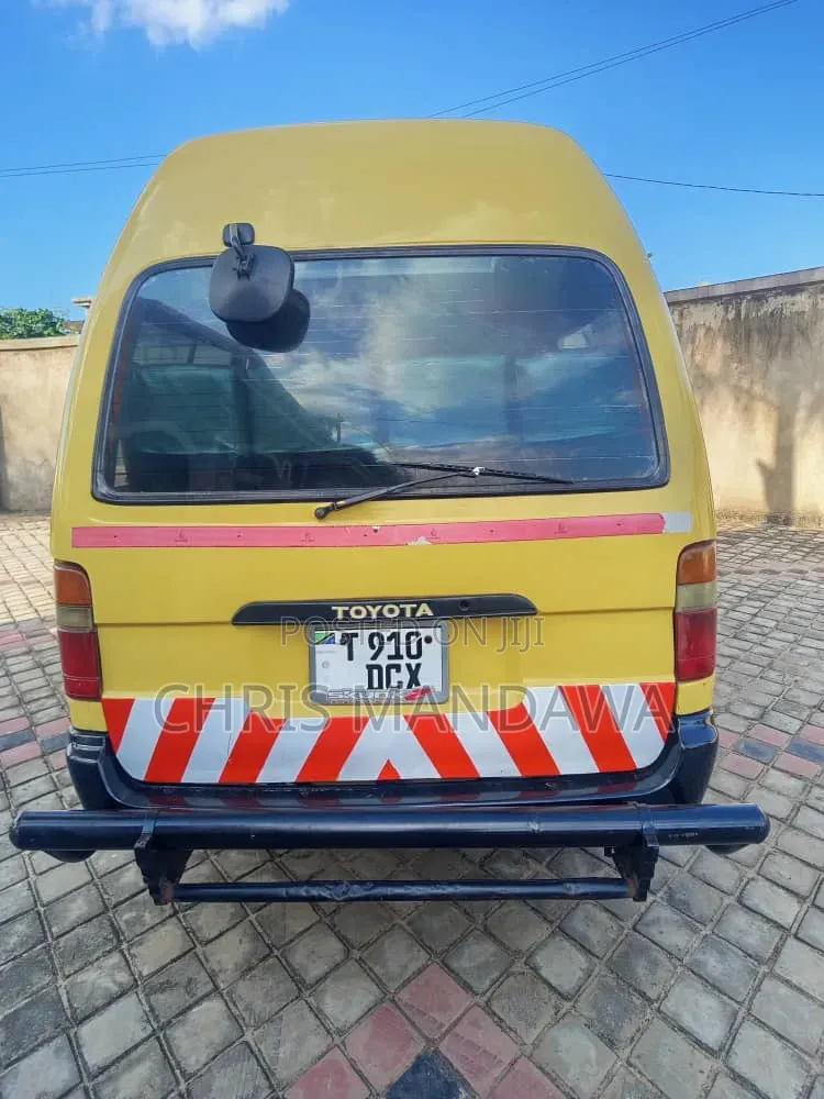 Toyota HiAce 1999 Yellow