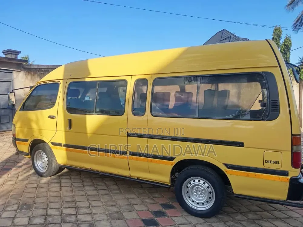 Toyota HiAce 1999 Yellow