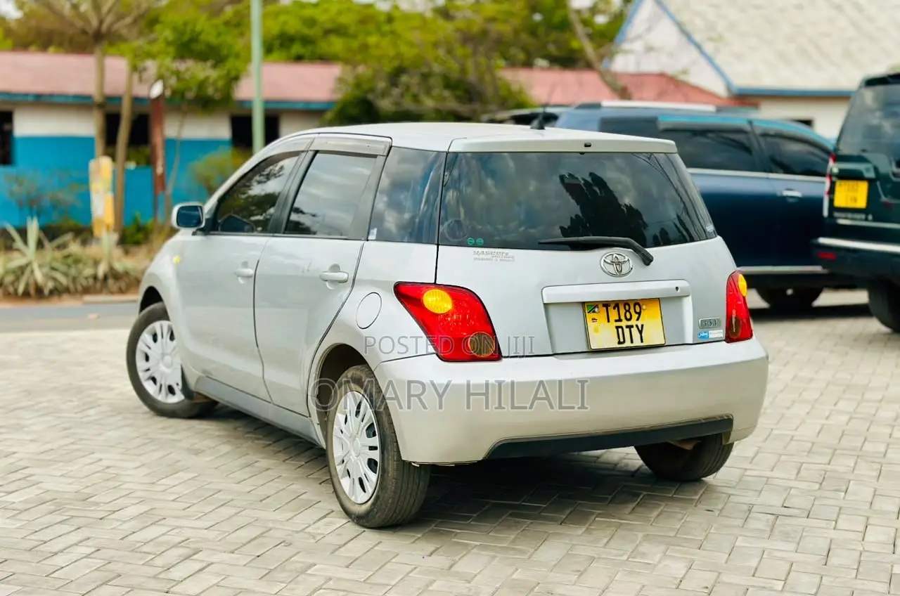 Toyota IST 2002 Silver