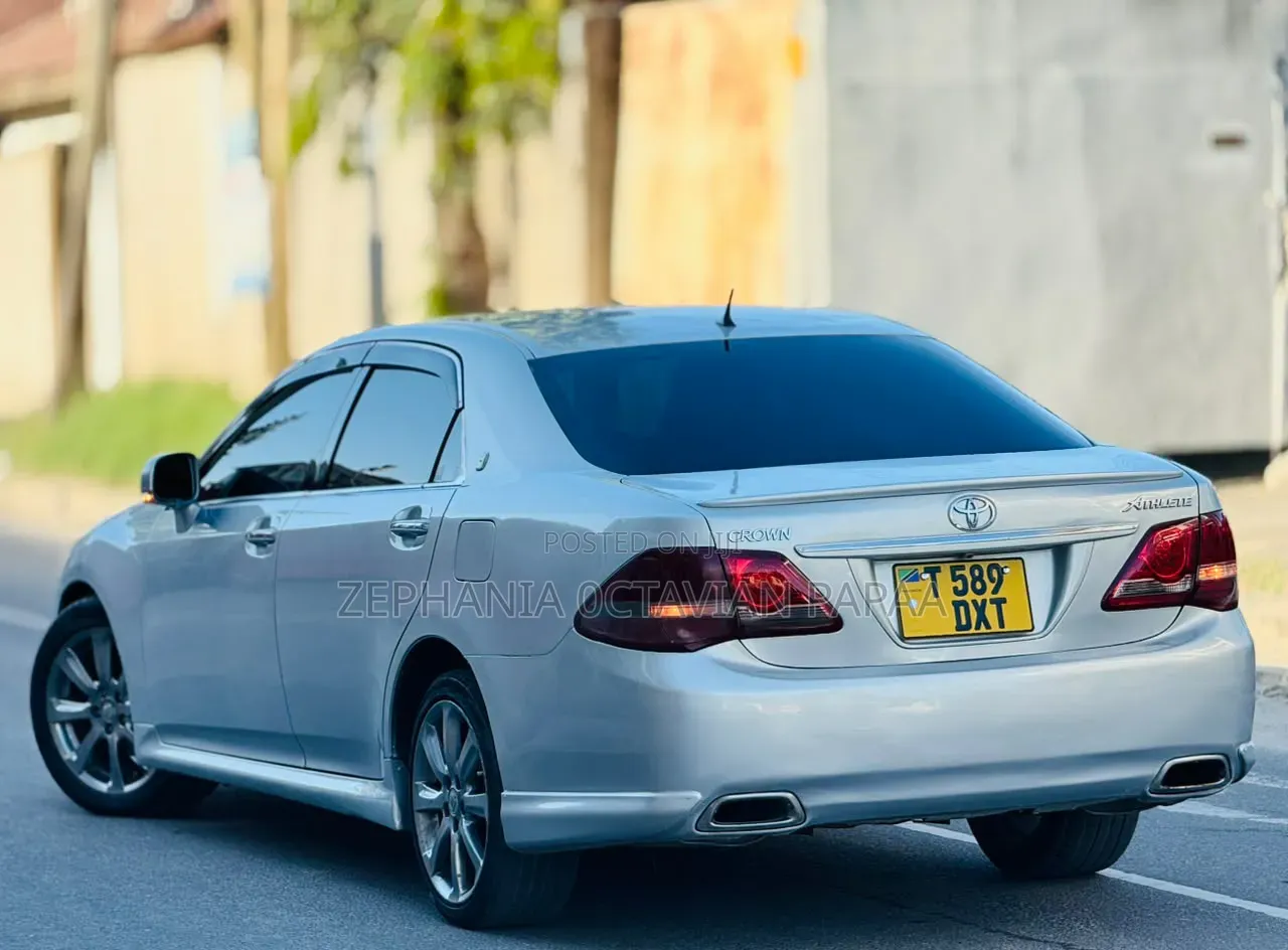 Toyota Crown 2009 Silver