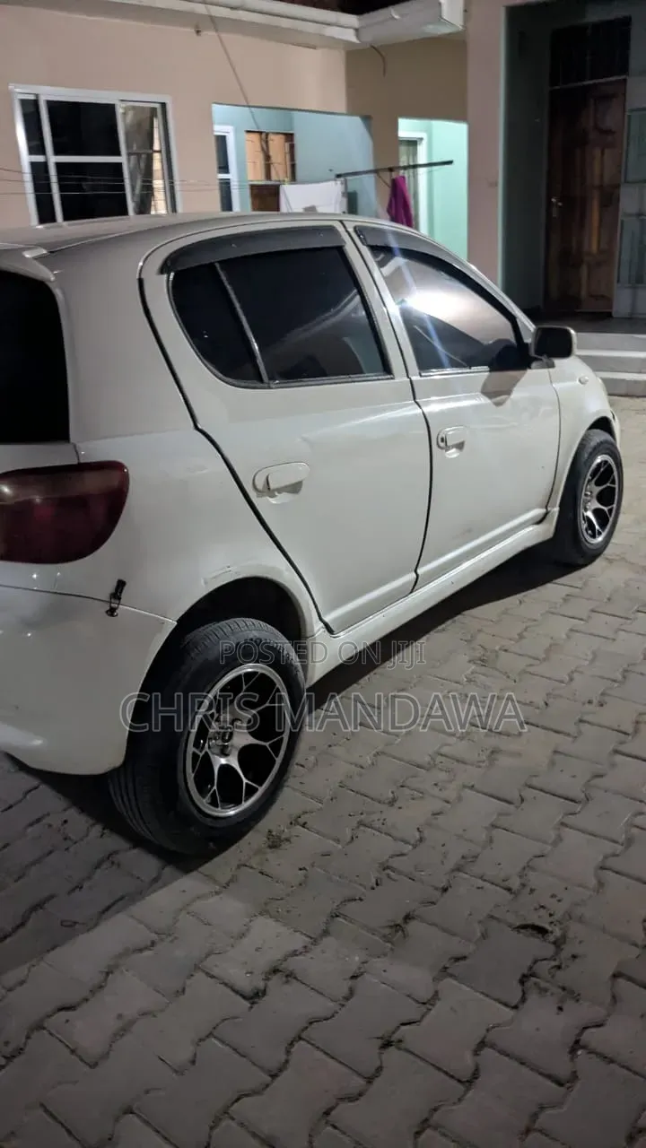 Toyota Vitz 2004 White