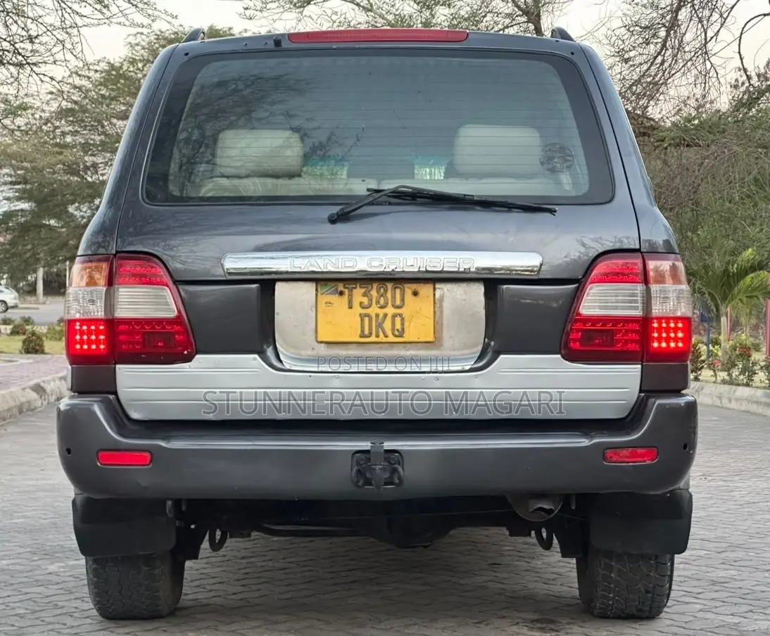Toyota Land Cruiser 2006 Gray