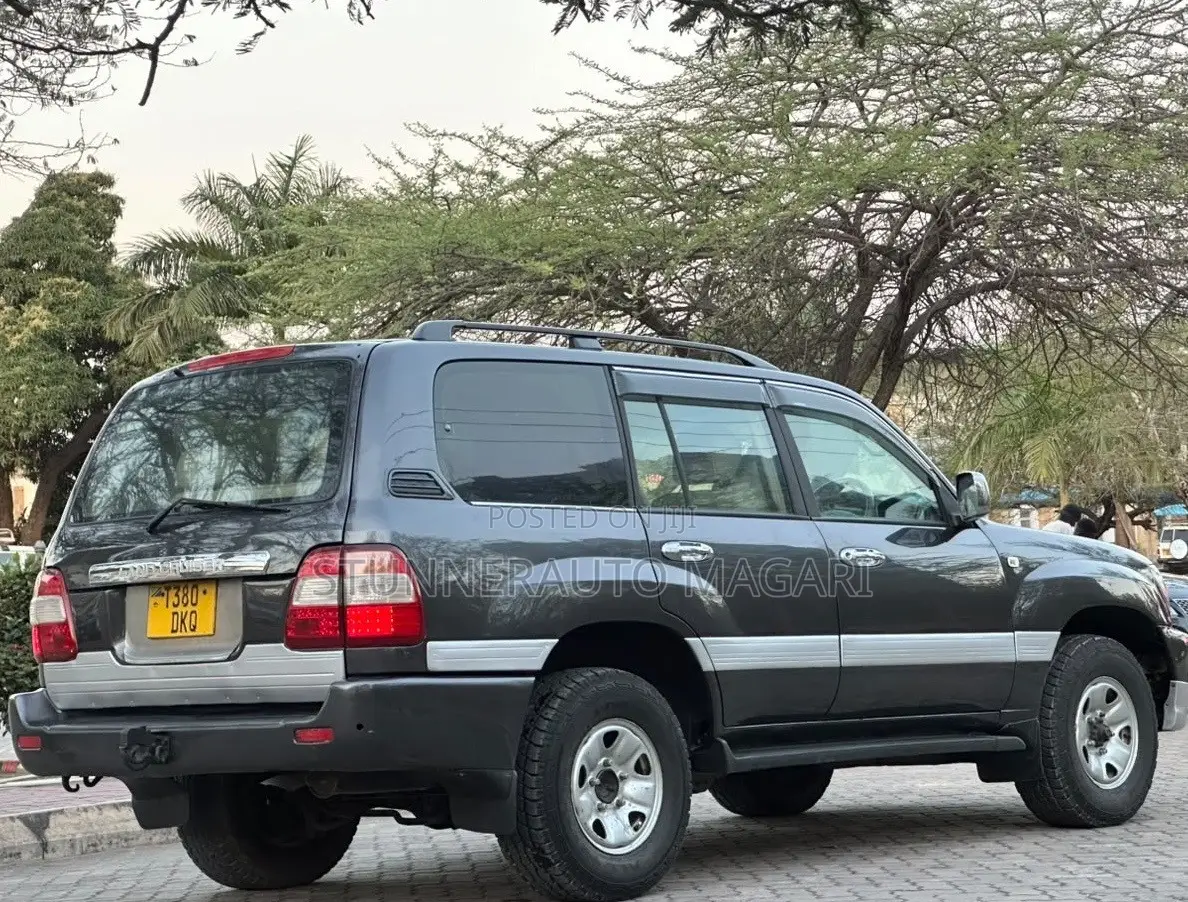 Toyota Land Cruiser 2006 Gray