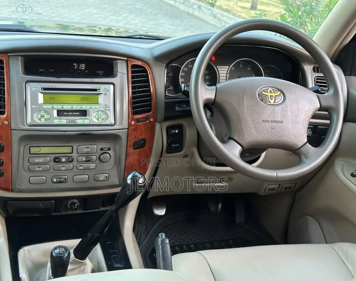 Toyota Land Cruiser 2006 Gray