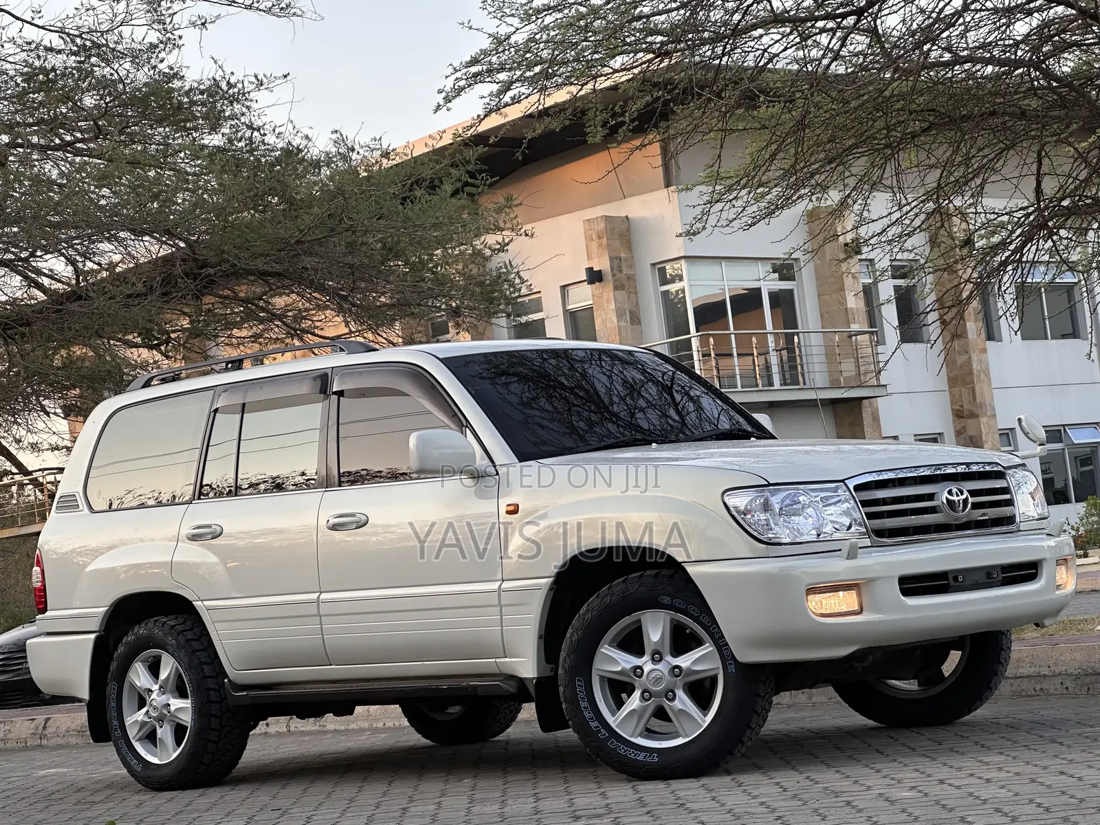 Toyota Land Cruiser 2000 White