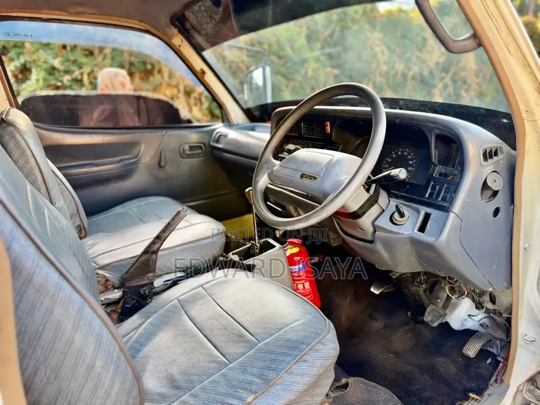 Toyota HiAce 1999 White