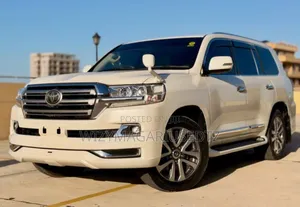 Toyota Land Cruiser 4.6 V8 ZX 2018 Off white