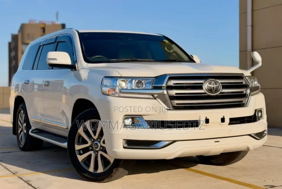 Toyota Land Cruiser 4.6 V8 ZX 2018 Off white