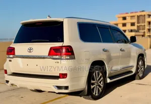 Toyota Land Cruiser 4.6 V8 ZX 2018 Off white