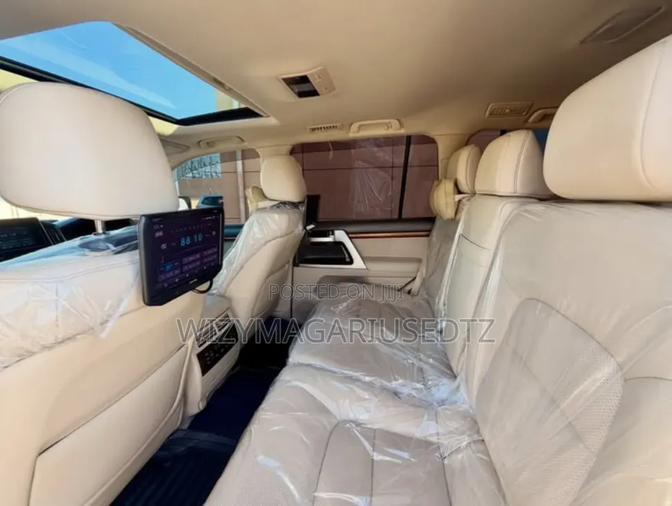 Toyota Land Cruiser 4.6 V8 ZX 2018 Off white