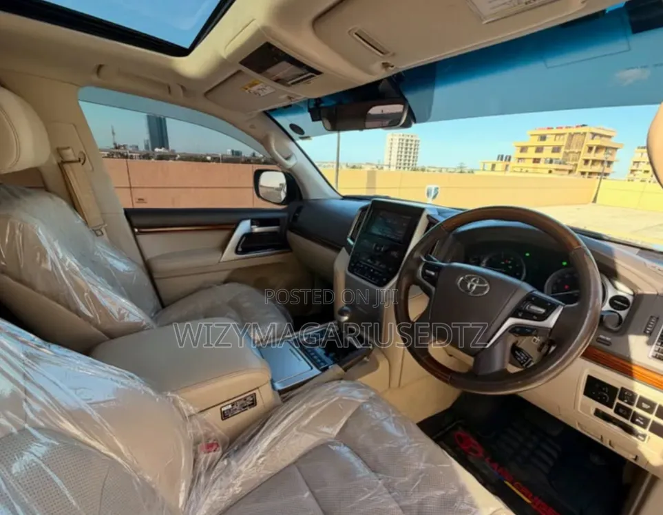 Toyota Land Cruiser 4.6 V8 ZX 2018 Off white