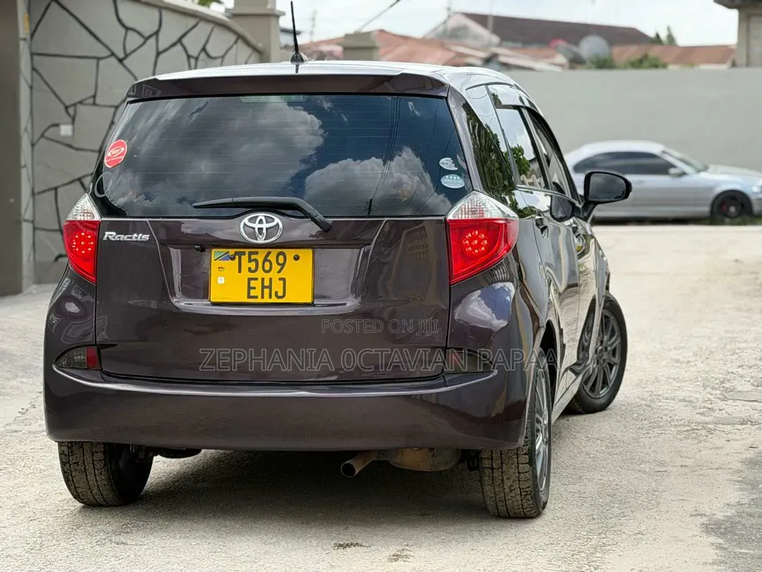 Toyota Ractis 2012 Maroon
