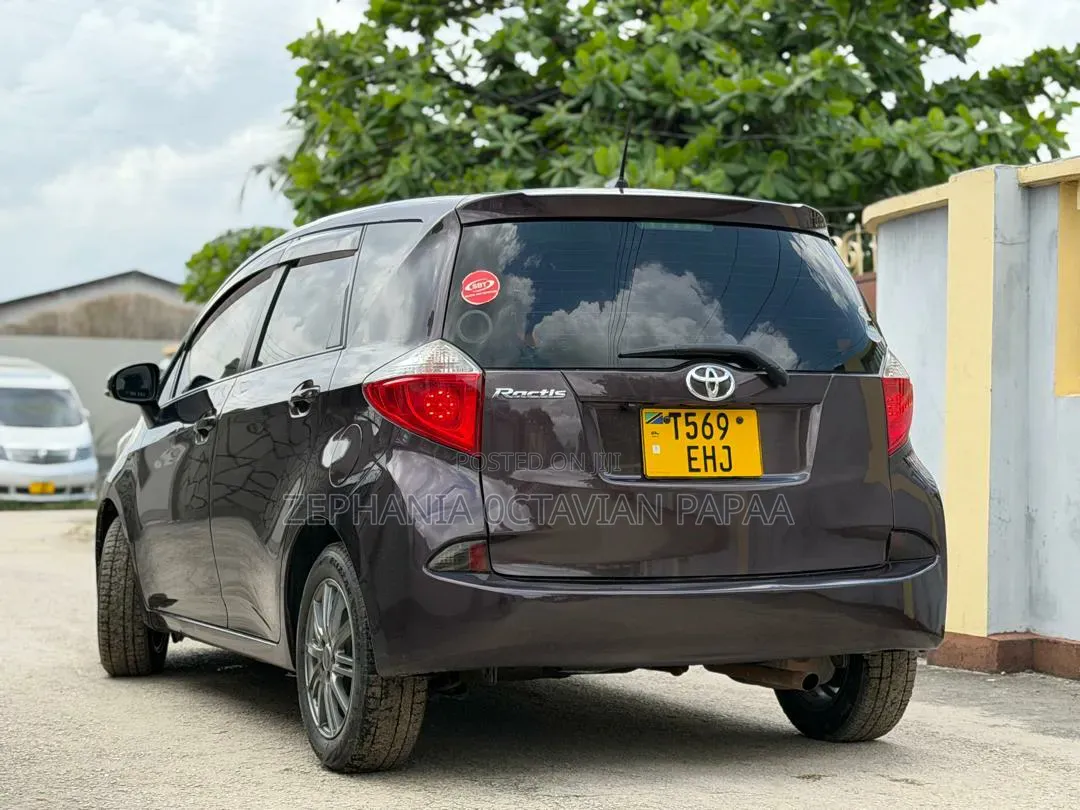 Toyota Ractis 2012 Maroon