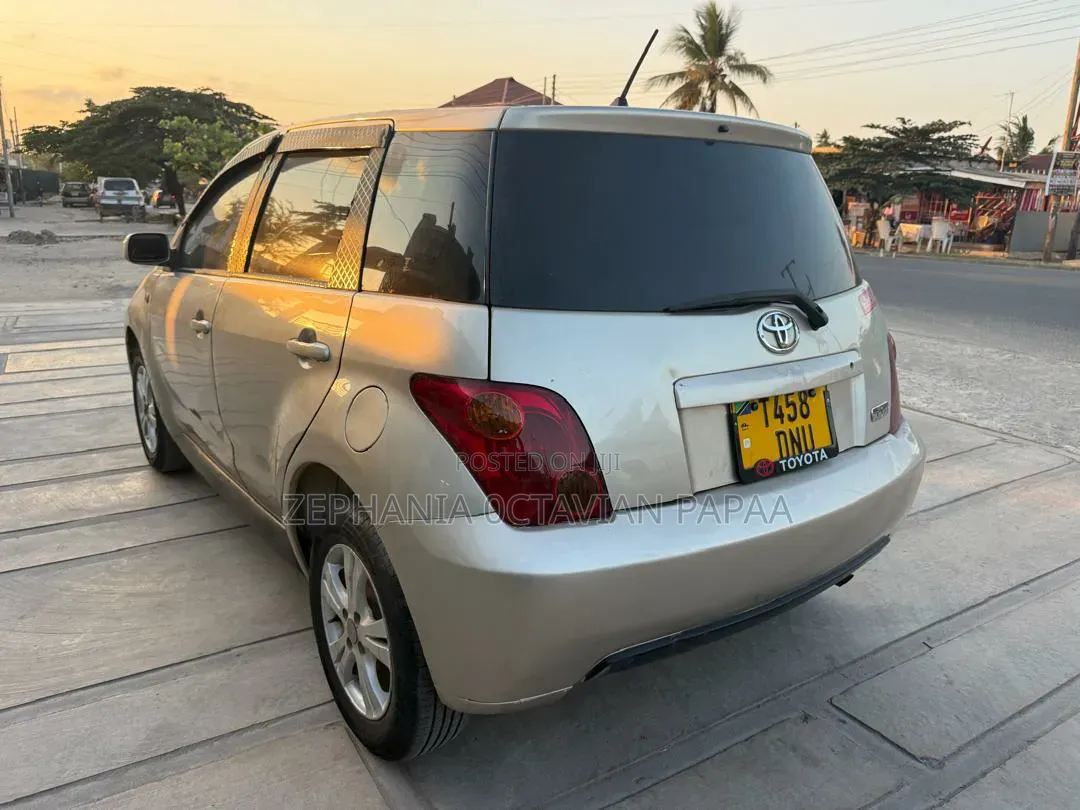 Toyota IST 2004 Silver