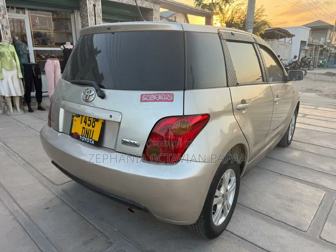 Toyota IST 2004 Silver