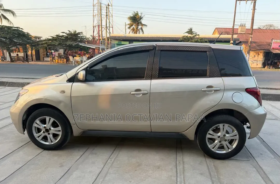 Toyota IST 2004 Silver
