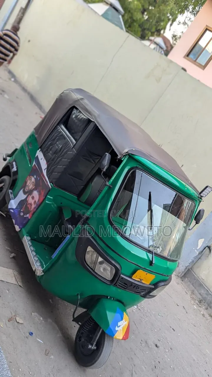 Bajaj Avenger 200 2019 Blue
