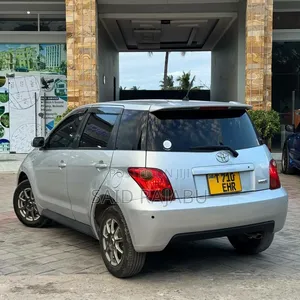 Toyota IST 2012 Silver