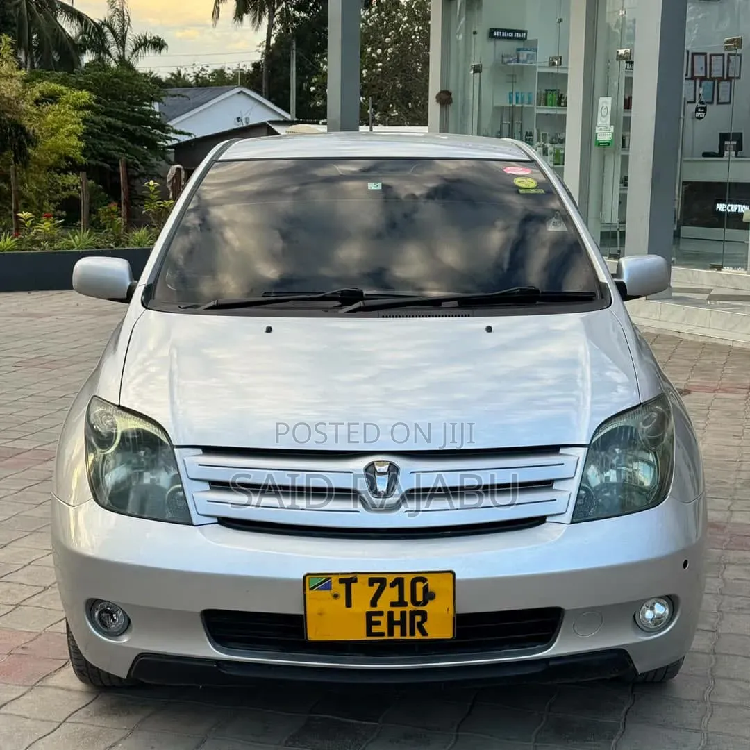Toyota IST 2012 Silver