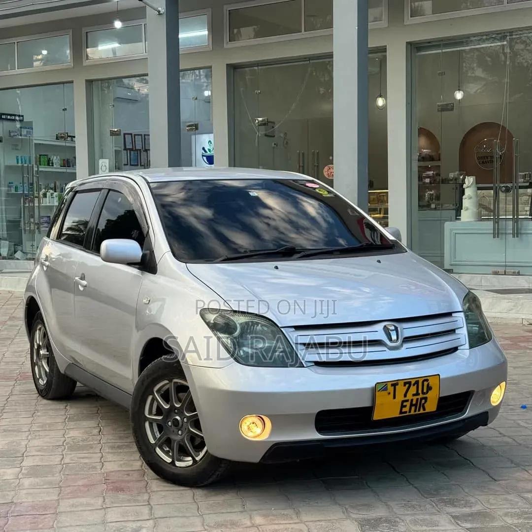 Toyota IST 2012 Silver