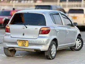 Toyota Vitz 2005 Silver