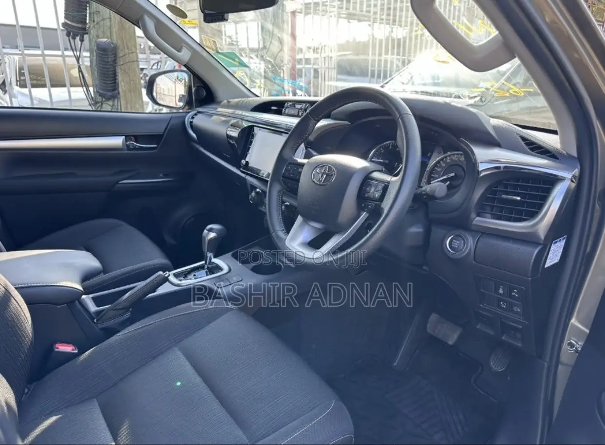 Toyota Hilux 2024 Gray