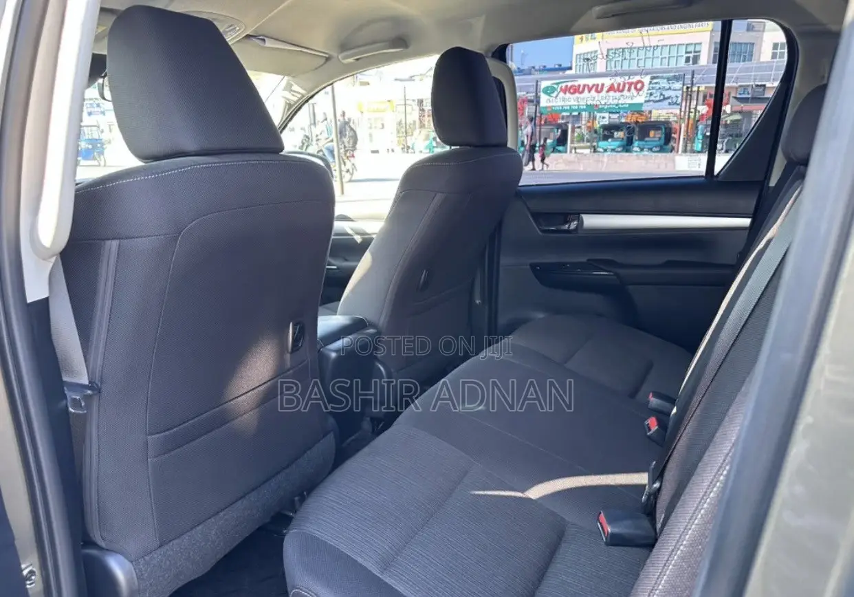 Toyota Hilux 2024 Gray