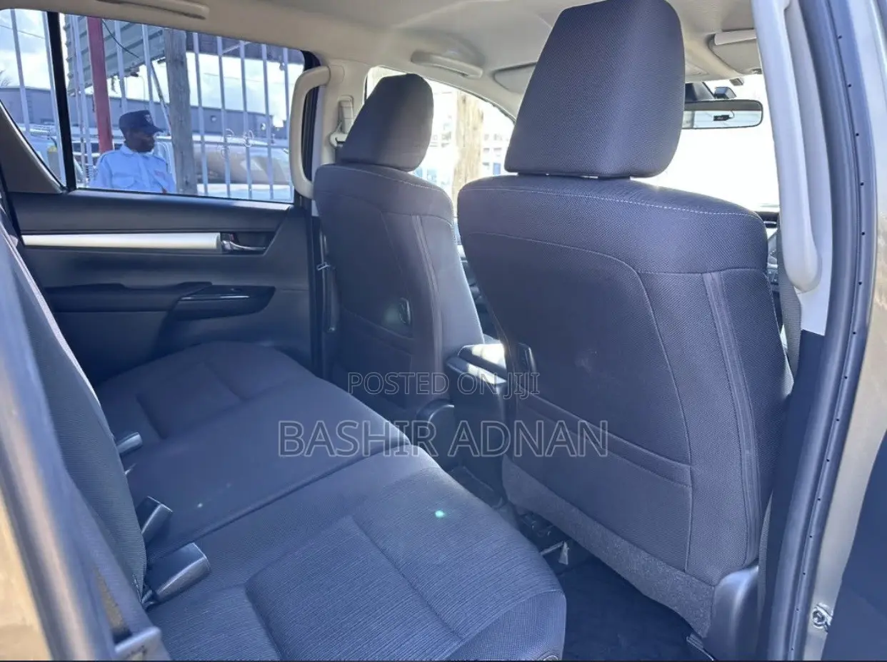 Toyota Hilux 2024 Gray
