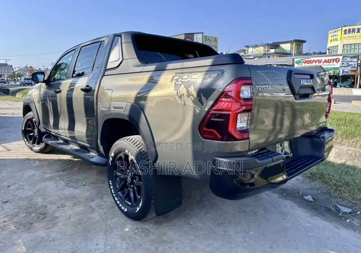 Toyota Hilux 2024 Gray